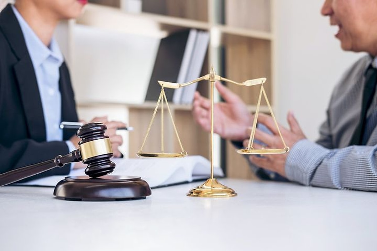 La bilancia della giustizia sul tavolo di un consulto
