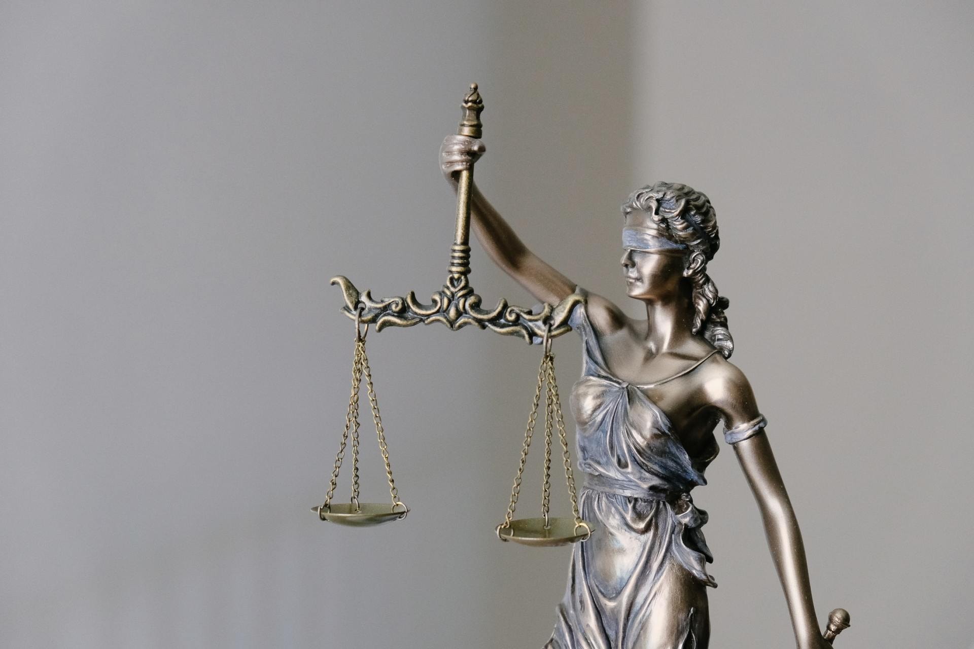 La statua della Giustizia bendata con la bilancia