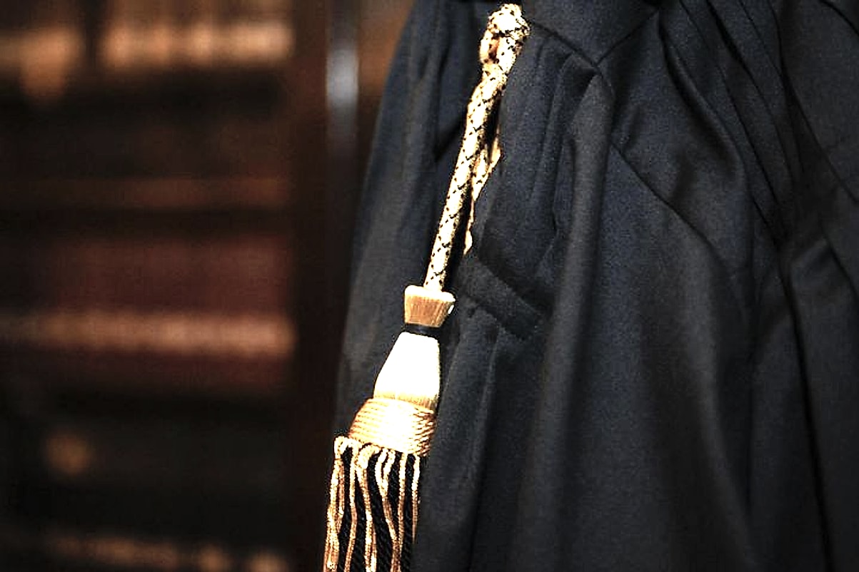 Il fregio dorato di una toga forense